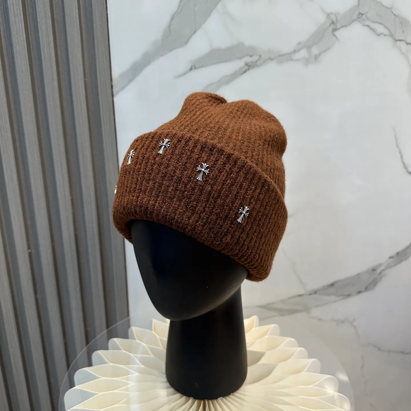 P56 🤍Chrome hearts new autumn and winter cross knitted hat🧶 One of the must-have hats in autumn and winter~ It really looks good on whoever wears it~, it is also a perfect match in black and white and gray in autumn~